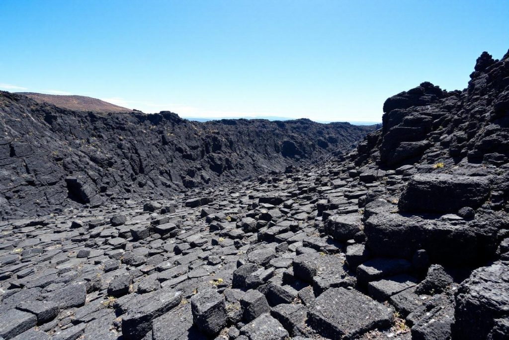 Paysage rocheux noir avec des blocs de lave anguleux